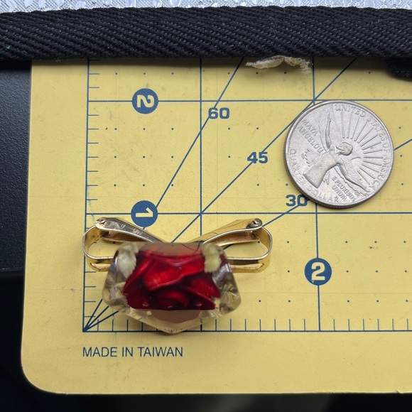 Vintage reversed carved set of Lucite red rose scarf ring, brooch and earrings - Picture 14 of 15
